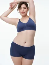 Boxer femenino de tiro alto confeccionado en microfibra seamless, con diseño de cobertura completa y refuerzo en la entrepierna para mayor comodidad.