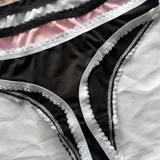 Pack de siete bombachas tipo less de seda fría, cada una con el estampado correspondiente a un día de la semana y detalles de encaje en la cintura.