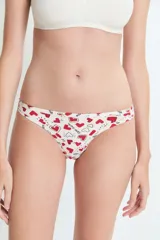 Bombacha tipo colaless con estampado de corazones rojos sobre fondo blanco, confeccionada en poliamida y elastano con forro de algodón.