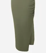 Vestido de largo midi confeccionado en tejido de rib color marrón. Presenta un diseño de hombro único y fruncido lateral que realza la silueta.