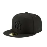 Gorra negra de visera plana con el logo de los New York Yankees bordado en el frente.