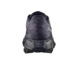 Championes de running Salomon modelo Aero Glide GRVL, color negro con detalles en violeta oscuro. Presentan un diseño técnico con malla transpirable, sistema de cordones de ajuste rápido y una entresuela robusta con textura alveolar para mayor amortiguación.