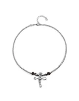 Collar corto plateado con dije de libélula y detalles en cuero marrón.