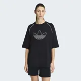 Remera Adidas de corte oversize, color negro, con cuello redondo y mangas cortas. Presenta el logo del Trifolio de la marca bordado en contorno blanco en el centro del pecho y detalles de líneas blancas en las costuras de las mangas.