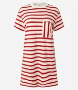Vestido corto tipo camiseta, con diseño de rayas horizontales rojas y blancas, cuello redondo de punto y bolsillo frontal en el pecho.