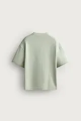 Sudadera de manga corta color crudo, corte relaxed fit, confeccionada en tejido interlock de algodón con cuello redondo.