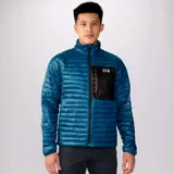 Campera azul con cierre frontal, cuello alto y bolsillo negro en el pecho con logo de la marca.