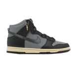 Championes Nike Dunk High de corte alto, con diseño en combinación de cuero negro y gris. Presenta suela de goma en tono crema envejecido y detalle de dije metálico colgante en el cuello.