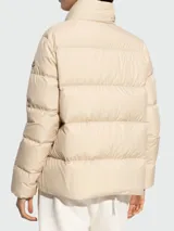 Campera puffer Moncler Mauzun color beige, con cuello alto, cierre frontal de doble carro y diseño acolchado horizontal.