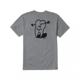 Remera negra de manga corta con estampado pequeño en el pecho de un lagarto y el logo de la marca Emerica.