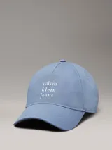 Gorra de béisbol celeste con logo de Calvin Klein Jeans bordado en blanco en el frente.