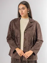 Chaqueta estilo western de ecocuero agamuzado en color chocolate, con diseño de flecos en el frente, cuello solapa y cierre frontal con botones grandes.