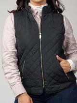 Chaleco negro con cierre frontal, cuello alto y diseño acolchado.