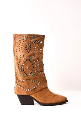 Bota texana color camel de caña media, con apliques de tachas plateadas y turquesas.