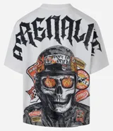 Remera blanca de corte oversized con mangas cortas y estampado frontal con la frase "Born to Drift".