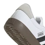 Championes Adidas VL Court 3.0 de hombre, color blanco con detalles en negro y gris. Presentan las tres tiras características de la marca en los laterales y suela marrón.