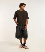 Remera color crema, de corte holgado, con cuello redondo y mangas cortas.