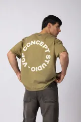 Remera oversize de algodón con efecto lavado gastado, cuello redondo y mangas cortas. Presenta un diseño circular estampado en el pecho con el texto VCP CONCEPT STUDIO.