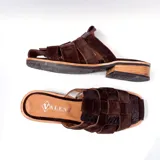 Sandalias planas de cuero marrón, confeccionadas en combinación de gamuza y detalles trenzados, con punta cuadrada y suela de goma.
