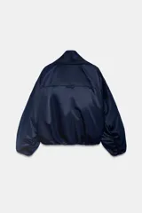 Chaqueta bomber negra ZW Collection con acolchado interior, cuello envolvente de solapa cruzada, mangas largas con puños elásticos y bajo con elástico.