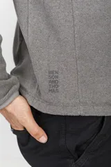 Campera de micropolar azul marino con cierre frontal parcial y bolsillo en el pecho.