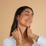 Conjunto de collar en oro 18k compuesto por una cadena fina de eslabones y un dije en forma de corazón con incrustaciones de circonias.