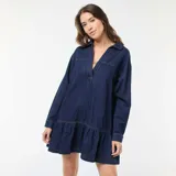 Vestido corto de denim azul oscuro con cuello solapa, escote en V con solapa superpuesta, mangas largas y volados fruncidos en el borde inferior.