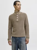 Sweater de punto color tostado con cuello alto y medio cierre frontal con botones. Presenta mangas largas con puños acanalados y diseño de tejido texturizado.