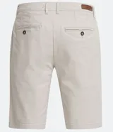 Bermuda masculina de sarga color rosa, corte slim, con bolsillos laterales y cierre con botón y cremallera.