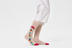 Medias Happy Socks color beige con diseño de hongo multicolor y puntera roja.