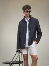 Campera casual liviana de nylon, con cierre frontal de botones a presión, cuello camisero y bolsillos frontales tipo parche.