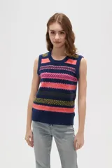 Chaleco de punto sin mangas con diseño jacquard de rayas horizontales en tonos azul, rosa y amarillo. Presenta cuello redondo y corte holgado.