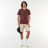 Bermuda chino color beige, confeccionada en tejido dobby con bolsillos laterales y traseros, de corte clásico y calce cómodo.