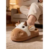 Pantuflas de peluche con diseño de vaca, confeccionadas en piel sintética suave. Cuentan con suela de goma antideslizante y diseño abierto en el talón.