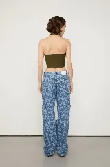Pantalón jean de tiro bajo con estampado de ranas en azul y blanco, corte recto y bolsillos cargo.