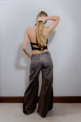 Top marrón de gamuza con escote halter y espalda descubierta con hebillas de guampa.