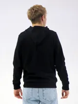 Campera deportiva unisex color beige, confeccionada en algodón con felpa, con capucha, cierre frontal y bolsillo tipo canguro.