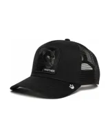 Gorra tipo trucker de cinco paneles en color negro, con paneles frontales estructurados y malla trasera transpirable. Presenta un parche bordado en el frente con la imagen de una pantera y la palabra Panther. Incluye cierre snapback ajustable y visera curva.