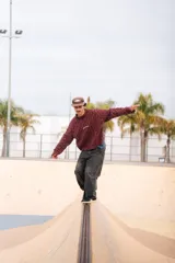 Pantalón de jean con corte holgado y tiro medio, en color negro lavado. Presenta un diseño clásico de cinco bolsillos con costuras reforzadas.