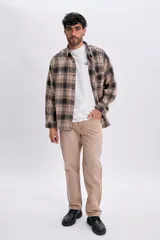 Pantalon de jean beige con diseño de corte recto y clásico, confeccionado en denim resistente.