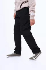 Pantalón cargo de gabardina en color gris, con bolsillos laterales amplios y cintura elástica. Confeccionado en una mezcla de algodón y elastano para mayor comodidad.