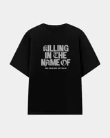 Remera negra de corte oversize con estampado frontal en gris con la frase "Killing in the name of now you do what they told ya".