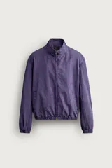 Cazadora relaxed fit de algodón en color violeta, con efecto lavado, cuello subido, cierre frontal con cremallera y bolsillos de vivo en la cadera.