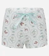 Conjunto de pijama de dos piezas, compuesto por una blusa de manga corta con cuello solapa, cierre frontal de botones y bolsillo en el pecho, y un short con cintura elástica y lazo de satén. El tejido es viscolycra con estampado de motivos florales y mariposas en círculos.