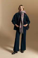Remera básica de manga corta con cuello redondo y silueta ajustada, confeccionada en una mezcla de lyocell y elastano que proporciona una textura suave, liviana y elástica.