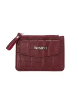 Tarjetero color rojo con textura efecto cocodrilo, cuenta con un bolsillo frontal con solapa y cierre metálico superior.