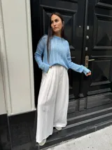 Sweater color crema tejido con diseño en ochos y cuello redondo.