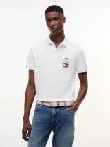 Chomba de piqué color blanco, de corte regular, con cuello y puños de punto canalé. Presenta cierre frontal de tres botones y logo bordado en el pecho de la colaboración entre Tommy Hilfiger y Cadillac Formula 1 Team.