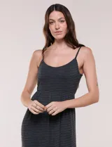 Vestido maxi de modal con estampado de rayas horizontales, escote redondo y tirantes finos. Presenta un corte debajo del busto con fruncido y una falda fluida con abertura lateral.