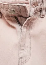 Pantalón de jean estilo vaquero en color rosado, con diseño de corte recto y largo crop. Presenta cinco bolsillos, trabillas para cinturón, cierre de cremallera con botón y bajo deshilachado.